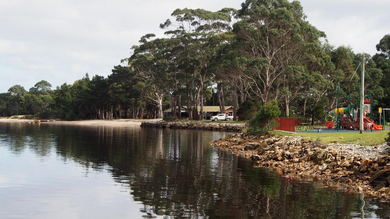 Strahan Retreat Holiday Park ภายนอก รูปภาพ