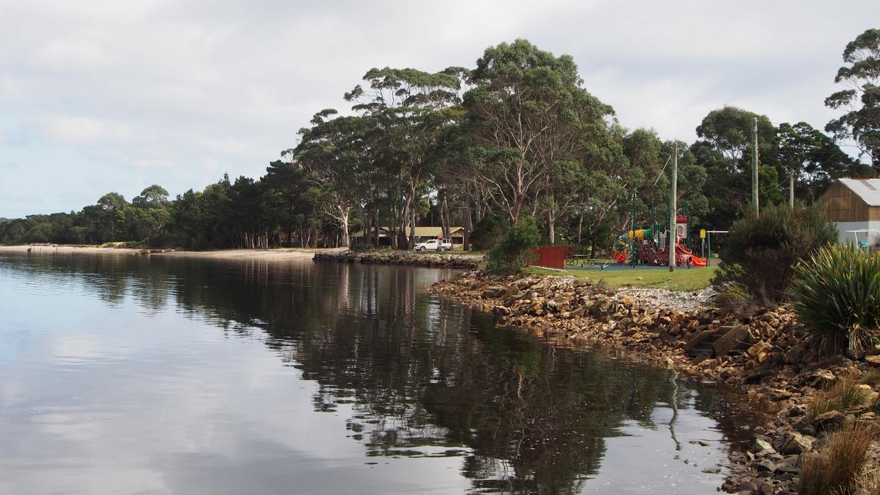 Strahan Retreat Holiday Park ภายนอก รูปภาพ