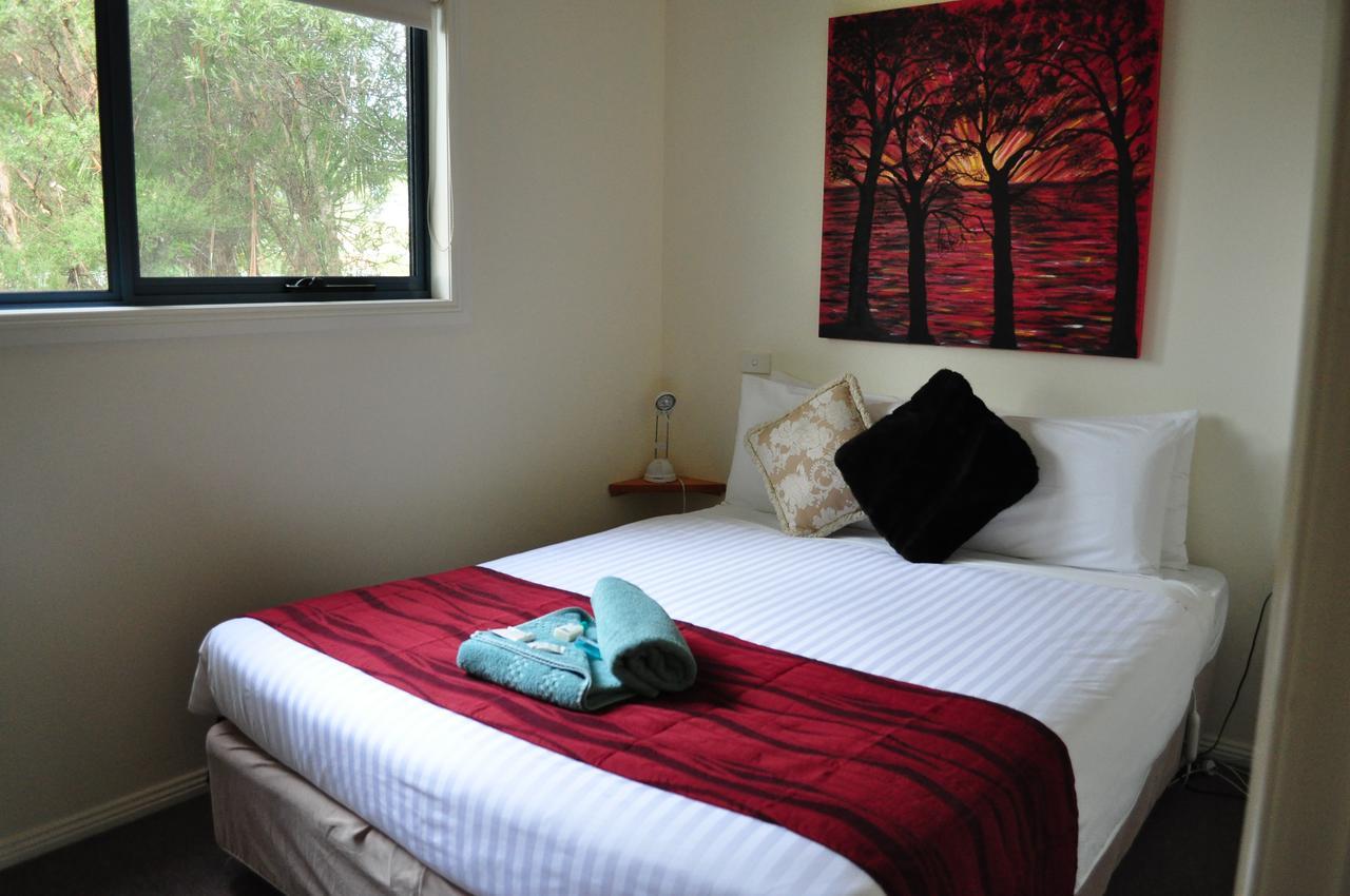 Strahan Retreat Holiday Park ภายนอก รูปภาพ