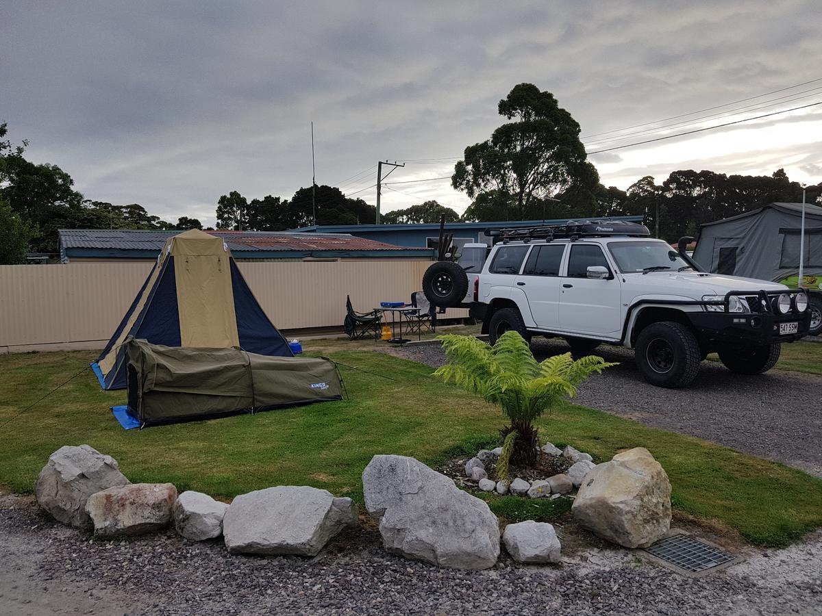 Strahan Retreat Holiday Park ภายนอก รูปภาพ