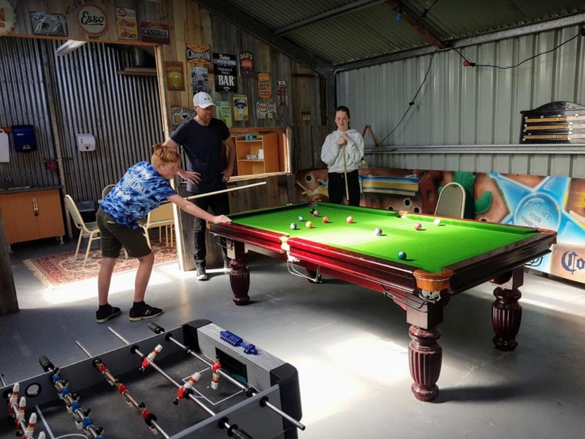 Strahan Retreat Holiday Park ภายนอก รูปภาพ